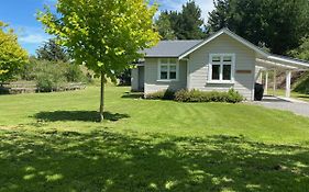 Paratu Farm Cottage In A Quiet Rural Setting.